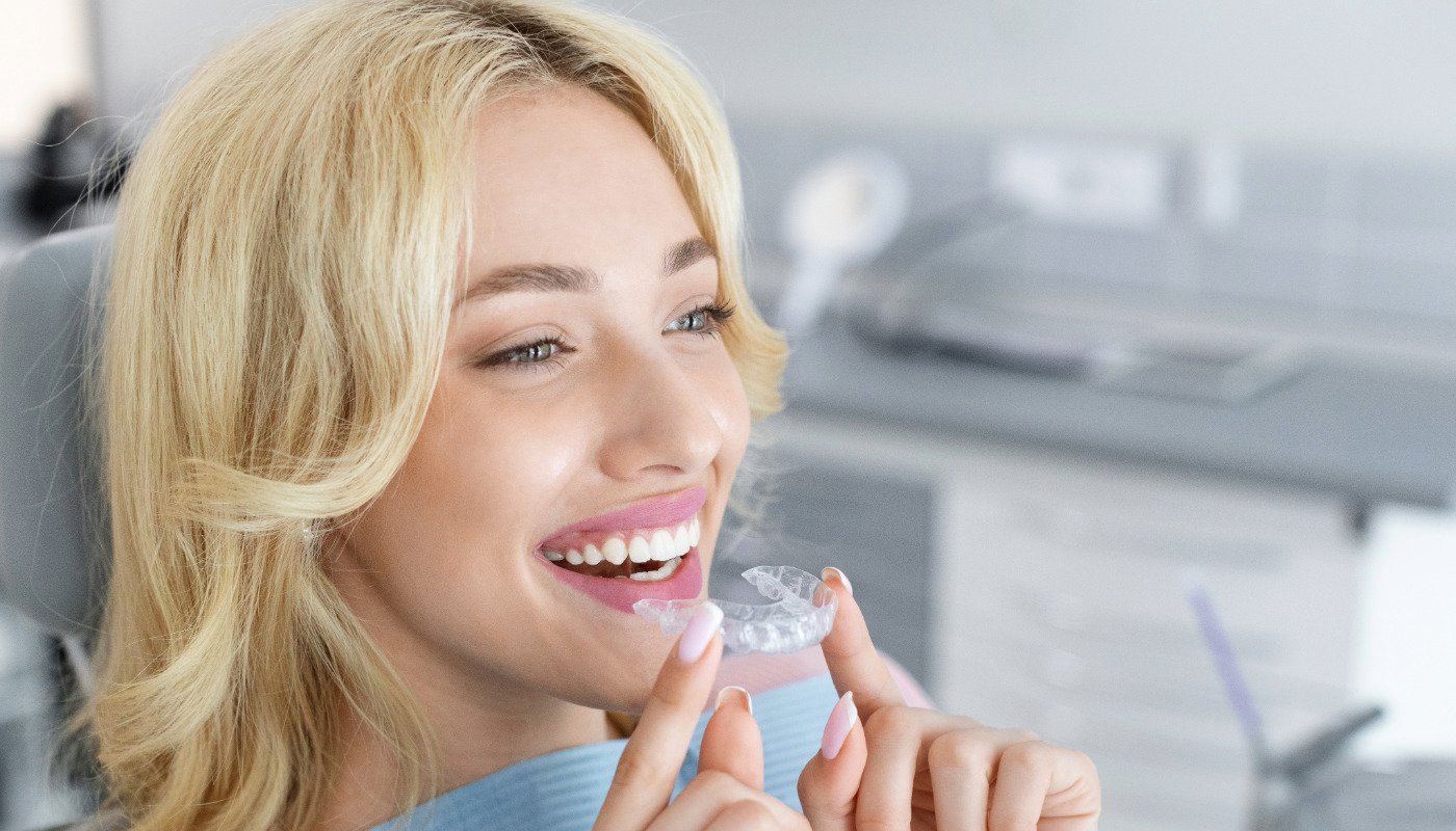 Mujer con ortodoncia invisible